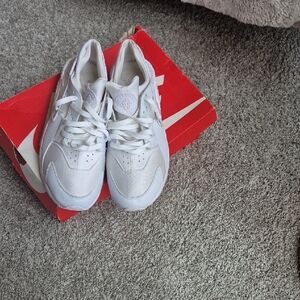 Nike White Sneakers Classic Athletic Design